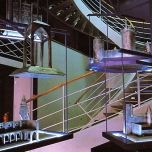 Treppenhaus, in dem zwei Modelle aus Metall von historischen Gebäuden