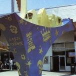 Blauer Bogen mit der Aufschrift Maison du Tourisme