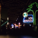 Festival Disney bei Nacht mit der Leuchtreklame des Restaurants LA Bar & Grill mit grüner Neonpalme