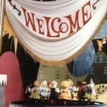 EIn Blick ins Innere von It's a Small World mit einem großen Willkommens-Banner
