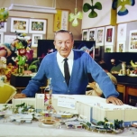 Walt Disney mit einem Modell von It's a Small World für die Expo 1964