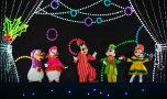 Donald, Daisy, Goofy, Mickey und Minnie auf der Bühne bei Goofy´s Incredible Christmas Donald, Daisy, Goofy, Mickey und Minnie auf der Bühne bei Goofy´s Incredible Christmas