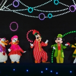 Donald, Daisy, Goofy, Mickey und Minnie auf der Bühne bei Goofy´s Incredible Christmas