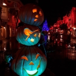 drei übereinandergestaplete Kürbisse als Halloween Deko