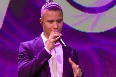 Sänger von Tale of Voices singt Disney Songs