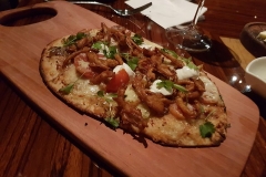 Flatbread auf einem Holzbrett
