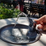 Trinkbrunnen aus dem Wasser sprudelt