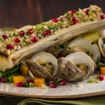 ,,I Just Can’t Wait to be King’’ Starter,  ein  Clam Malata mit frischen Muscheln, Kartoffeln, Granatapfel und Knochenmark-Finish