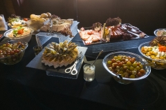 Käse, Aufschnitt und Oliven am Buffet