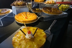 Buffet mit mehreren Kuchen
