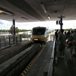 Monorail fährt in den Bahnhof ein
