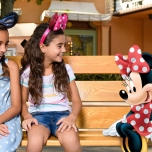 Minnie Mouse auf einer Parkbank