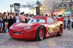 Lightning McQueen rollt über die Paradenstrecke