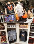 Blick auf die Regale mit Halloween Souvenirs Blick auf die Regale mit Halloween Souvenirs