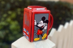 Tasse im Look einer roten Telefonzelle mit Mickey Mouse am Hörer