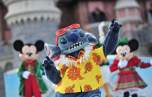 Stitch im Hawaiihemd, dahinter Mickey & Minnie Stitch im Hawaiihemd, dahinter Mickey & Minnie