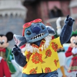 Stitch im Hawaiihemd, dahinter Mickey & Minnie