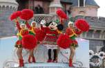 Minnie Mouse im Weihnachtskleid mit Tänzerinnen Minnie Mouse im Weihnachtskleid mit Tänzerinnen