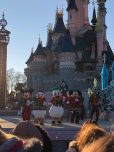 Disney Figuren auf der Bühne vor dem Schloss Disney Figuren auf der Bühne vor dem Schloss