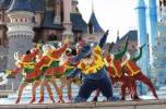 Stitch im Hawaihemd mit Tänzerinnen und Tänzern Stitch im Hawaihemd mit Tänzerinnen und Tänzern