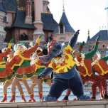 Stitch im Hawaihemd mit Tänzerinnen und Tänzern