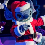 Stitch im Weihnachtsmannkostüm