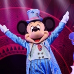 Mickey Mouse in einem hellblauen Frack