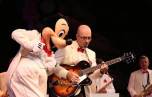 Mickey Mouse und ein Gitarrist ub weißen Fracks Mickey Mouse und ein Gitarrist ub weißen Fracks