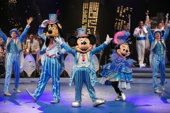 Mickey, Minnie und Goofy mit Tänzern auf der Bühne bei Mickey's Big Band