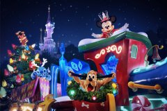 Mickey & Pluto & Stitch in ihrem Paradewagen - mit dem Sleeping Beauty Castle im Hintergrund Mickey & Pluto & Stitch in ihrem Paradewagen - mit dem Sleeping Beauty Castle im Hintergrund