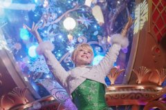 Tinkerbell wird bei Mickey's Dazzling Christmas Parade zu sehen sein Tinkerbell wird bei Mickey's Dazzling Christmas Parade zu sehen sein