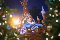 Disney Prinzessin Cinderella in Disneyland Paris bei der Weihnachtsparade Disney Prinzessin Cinderella in Disneyland Paris bei der Weihnachtsparade