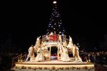 Bühne mit Tänzern und dem Weihnachtsmann bei Mickey´s Magical Christmas Lights Bühne mit Tänzern und dem Weihnachtsmann bei Mickey´s Magical Christmas Lights