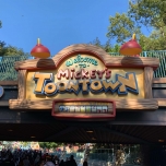 Eingangsschild zu Mickey's Toontown