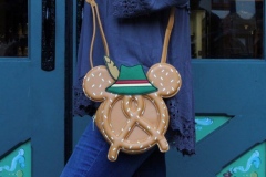 Umhängetasche in Form einer Brezel