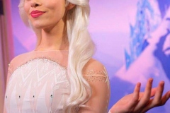 Elsa in ihrem neuen weißen Kleid