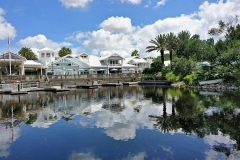 Das Hauptgebäude des Hotels Disney's Old Key West vom Wasser aus gesehen