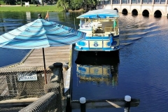 Ein Wassertaxi legt am Steg an