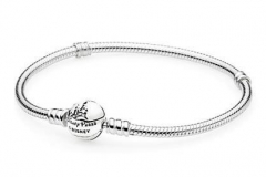 Silbernes Pandora Armband mit der Kennzeichnung Disney Parks