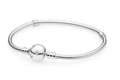 Silbernes Pandora Armband mit einem schlichten Charm