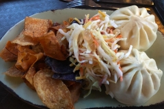 Cheeseburger Pods mit Gemüsechips und Salat