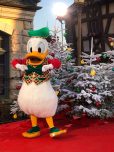 Donald Duck posiert vor Weihnachtsbäumen Donald Duck posiert vor Weihnachtsbäumen