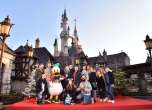 Gruppenfoto mit Donald Duck im Fantasyland Gruppenfoto mit Donald Duck im Fantasyland