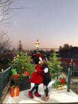 Minnie Mouse und Steffie umarmen sich Minnie Mouse und Steffie umarmen sich