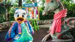 Daisy Duck als Designerin steht zum Foto bereit