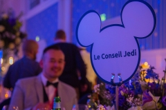 Pappschild im Design eines Mickey mouse Kopfes