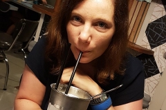 Dörthe trinkt einen Milkshake