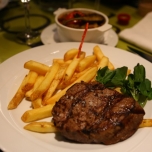 Steak mit Pommes Frites und Ratatouille sowie kleiner Salatgarnitur