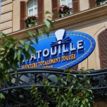 Blaues Schild mit der Aufschrift  Ratatouille - The Adventure