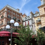 Fassaden am Place de Remy, davor eine Straßenlaterne mit drei Leuchten